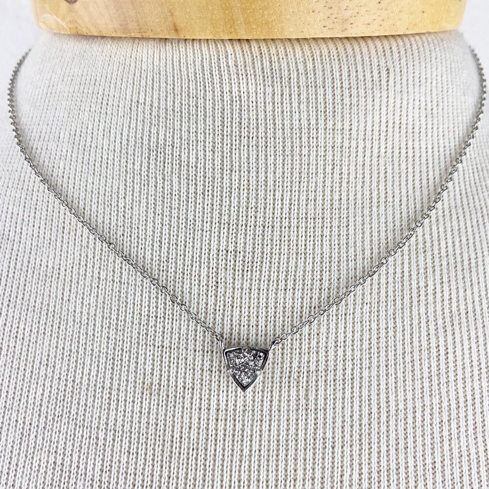 KENDRA SCOTT | Perry Short Pendant Necklace in Steel Gray Drusy